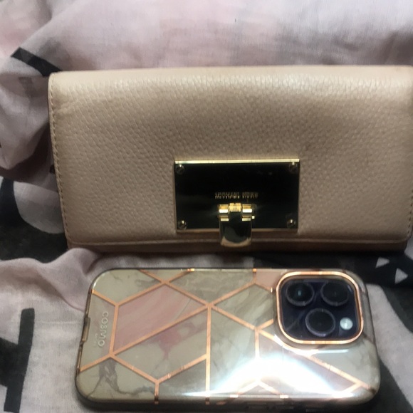 Michael Kors pink locking wallet - Picture 14 of 14